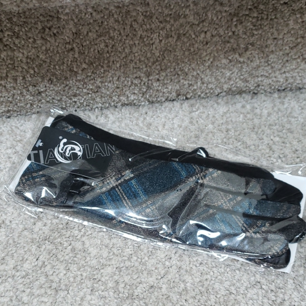 Tartan Plaid Gloves with Black Accents Nwt